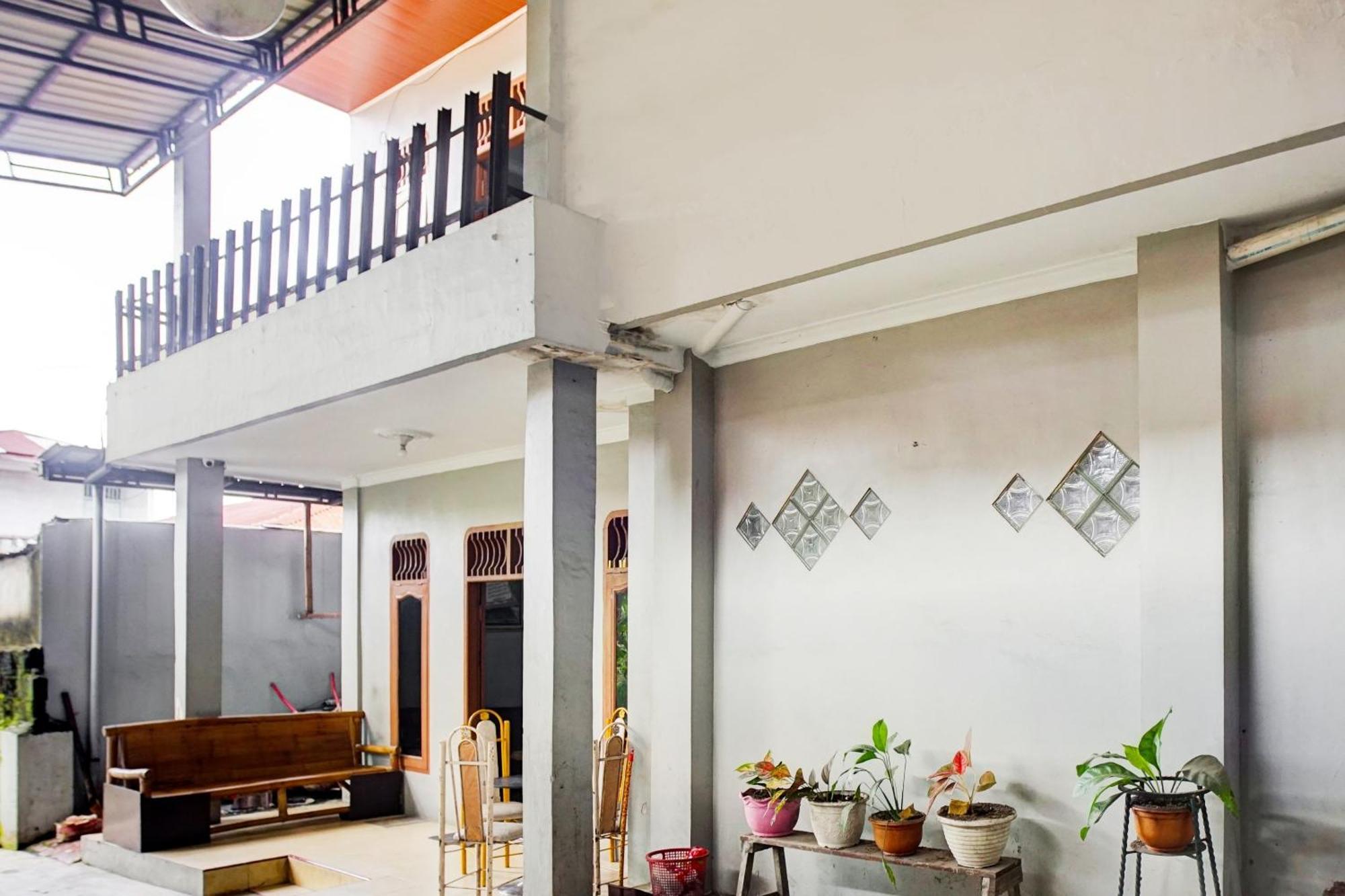Oyo 93071 Home Stay Kembar Syariah Binjai Exterior foto