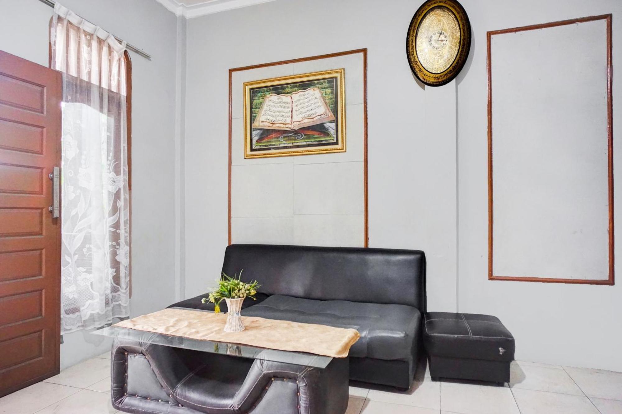 Oyo 93071 Home Stay Kembar Syariah Binjai Exterior foto
