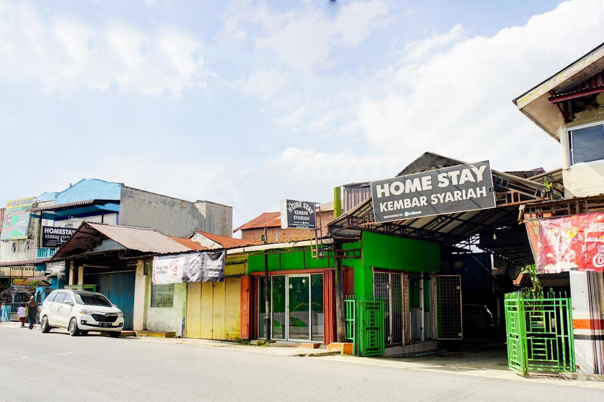 Oyo 93071 Home Stay Kembar Syariah Binjai Exterior foto