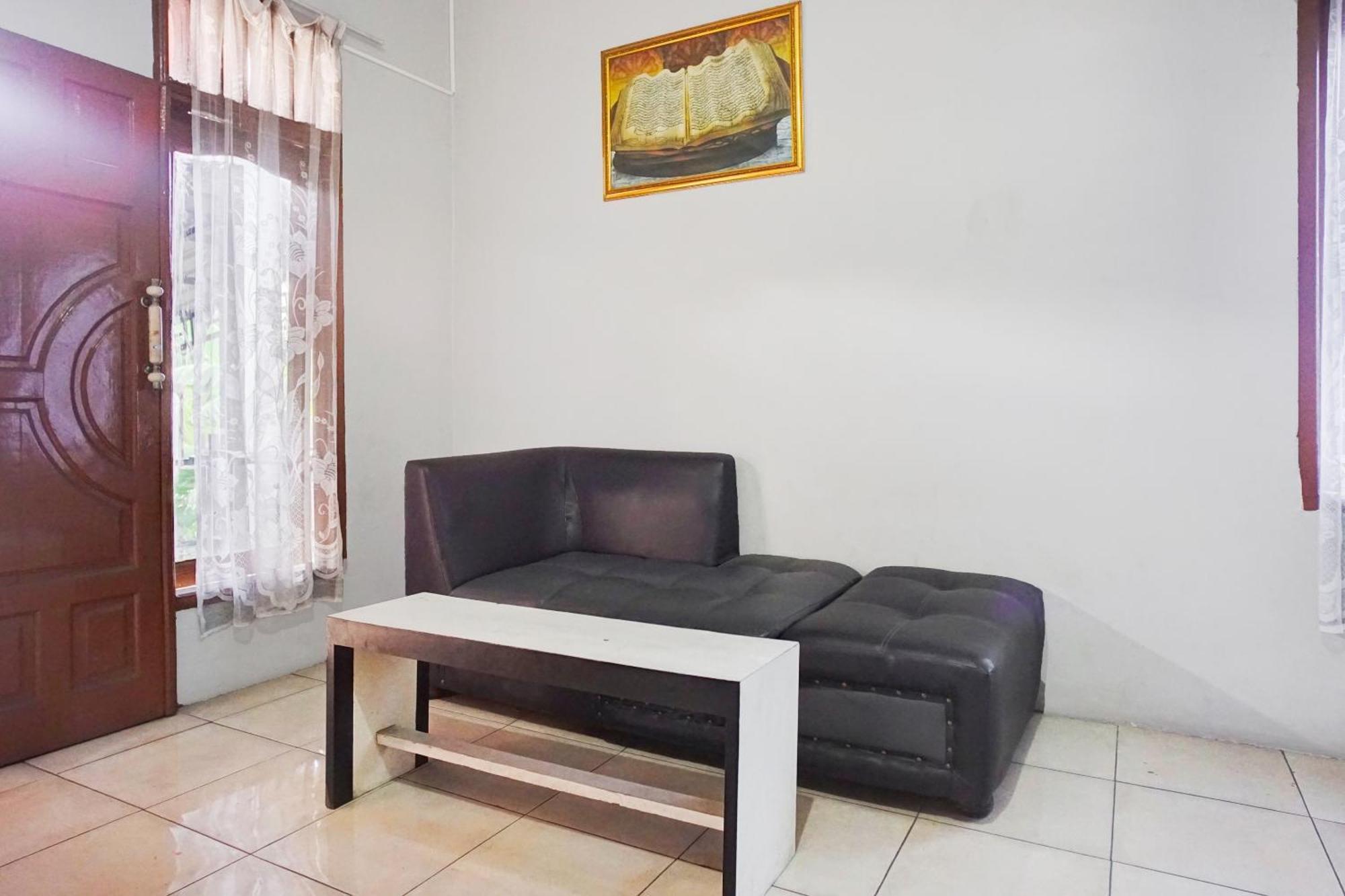 Oyo 93071 Home Stay Kembar Syariah Binjai Exterior foto