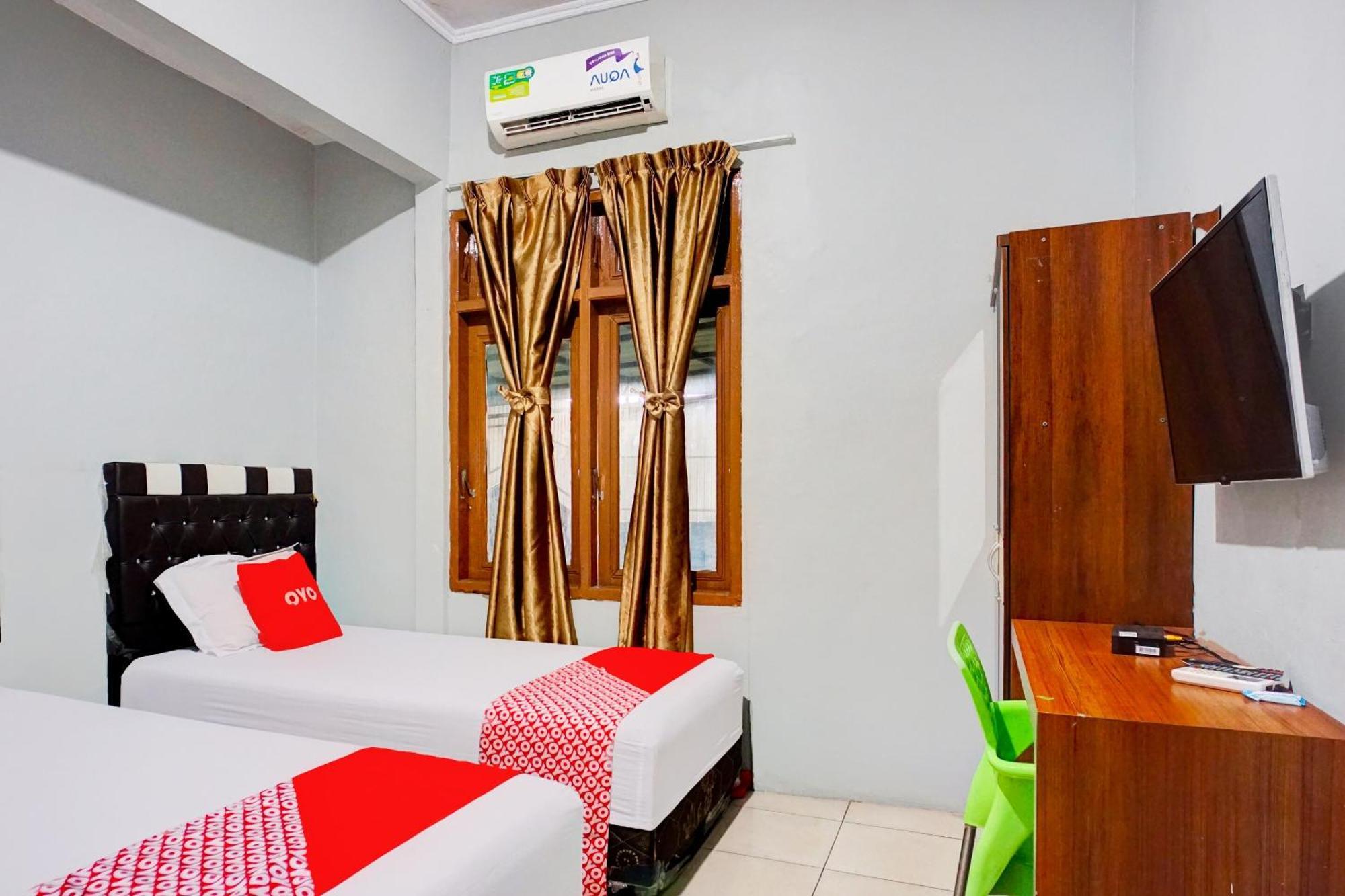 Oyo 93071 Home Stay Kembar Syariah Binjai Exterior foto
