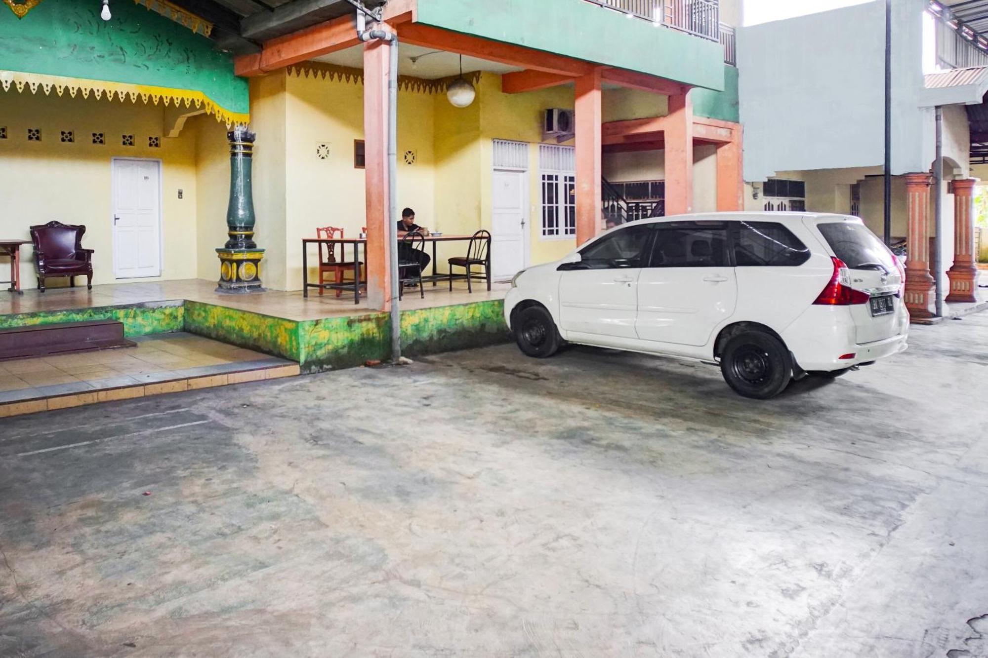 Oyo 93071 Home Stay Kembar Syariah Binjai Exterior foto