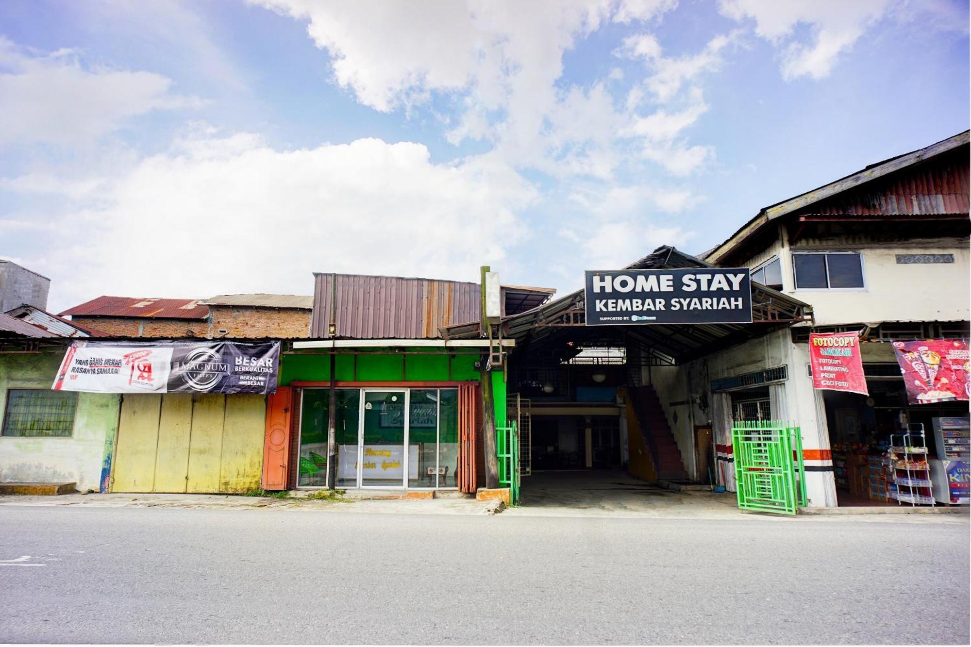 Oyo 93071 Home Stay Kembar Syariah Binjai Exterior foto