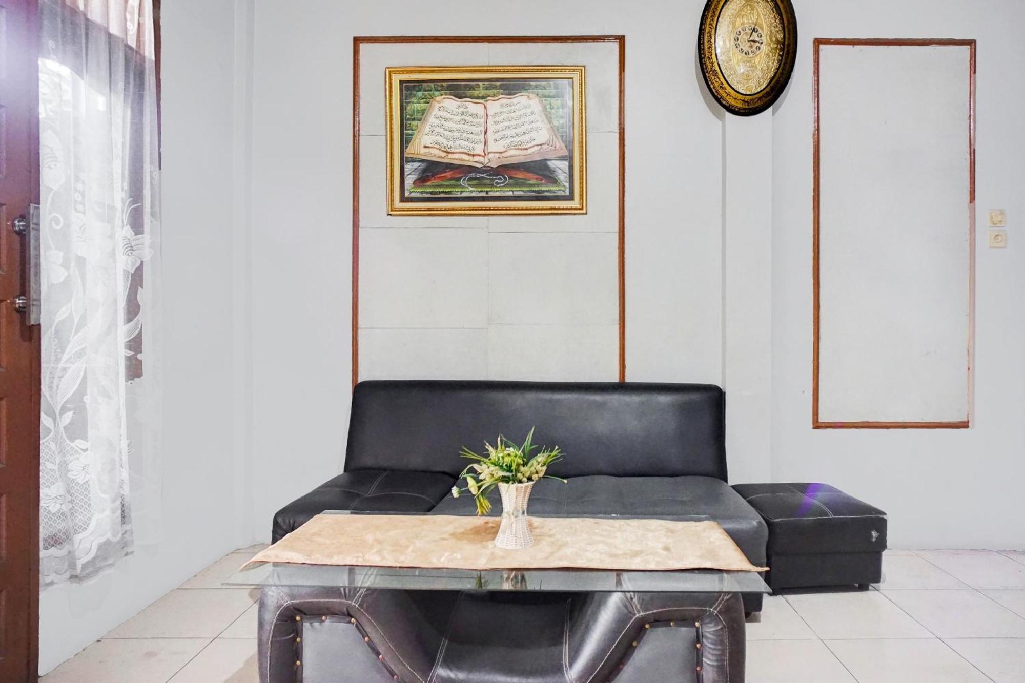 Oyo 93071 Home Stay Kembar Syariah Binjai Exterior foto